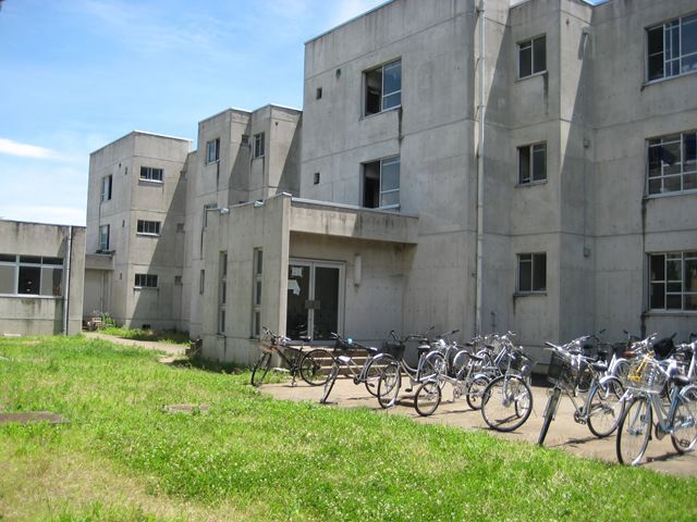 修己寮の外観と駐輪場